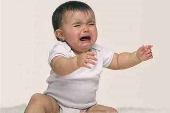 Đứa trẻ bị mẹ quát mắng, khóc thét mà vẫn vươn tay van xin mẹ ôm? Lý do đằng sau khiến ai cũng chạnh lòng