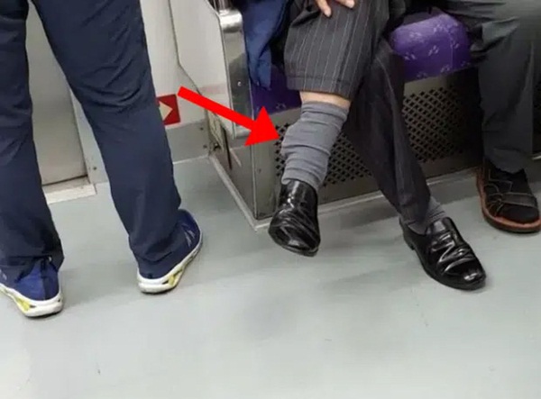 Bức ảnh chụp trên tàu điện ngầm trông không thể bình thường hơn nhưng 1 chi tiết đã khiến nó trở nên rùng mình, dân mạng kháo nhau tránh xa-1