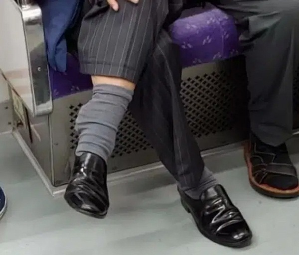 Bức ảnh chụp trên tàu điện ngầm trông không thể bình thường hơn nhưng 1 chi tiết đã khiến nó trở nên rùng mình, dân mạng kháo nhau tránh xa-2