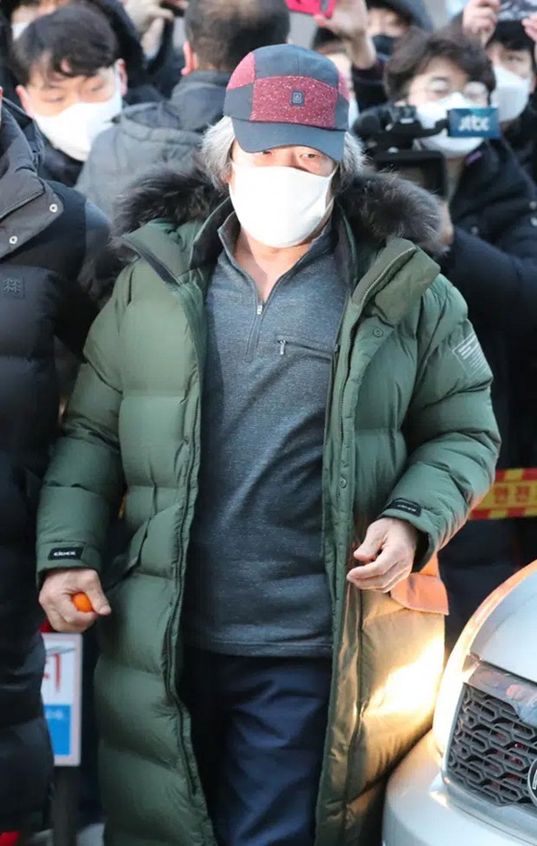 Bức ảnh chụp trên tàu điện ngầm trông không thể bình thường hơn nhưng 1 chi tiết đã khiến nó trở nên rùng mình, dân mạng kháo nhau tránh xa-4