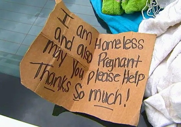 Người phụ nữ thấy 2 mẹ con thai phụ ăn xin đáng thương bước lên chiếc xe và diễn biến tiếp theo khiến bà muốn gọi cảnh sát ngay-3