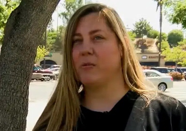 Người phụ nữ thấy 2 mẹ con thai phụ ăn xin đáng thương bước lên chiếc xe và diễn biến tiếp theo khiến bà muốn gọi cảnh sát ngay-4
