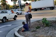 Người phụ nữ thấy 2 mẹ con thai phụ ăn xin đáng thương bước lên chiếc xe và diễn biến tiếp theo khiến bà muốn gọi cảnh sát ngay