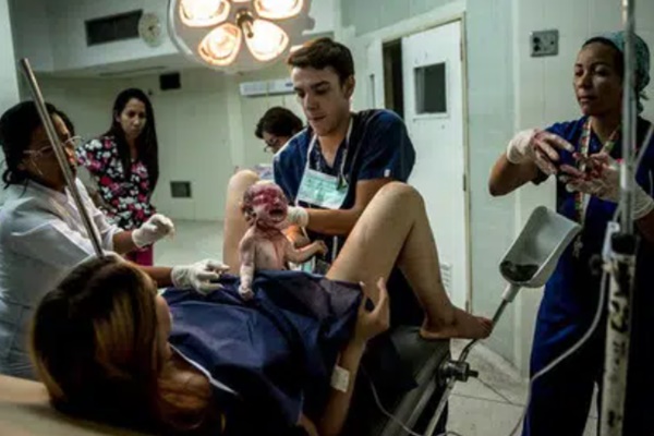 Đang siêu âm, bác sĩ đột nhiên hét lên một tiếng, bà mẹ hoảng hốt phát hiện ra có một khuôn mặt kỳ dị bên cạnh em bé-4