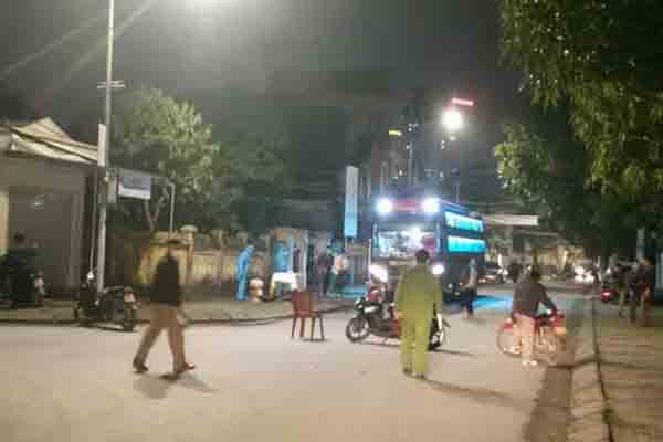 Mặc kệ xe cộ qua lại, 2 người phụ nữ ngồi xổm giữa đường buôn chuyện với nhau-6