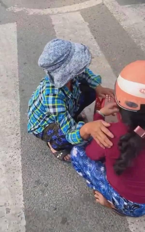 Mặc kệ xe cộ qua lại, 2 người phụ nữ ngồi xổm giữa đường buôn chuyện với nhau-4