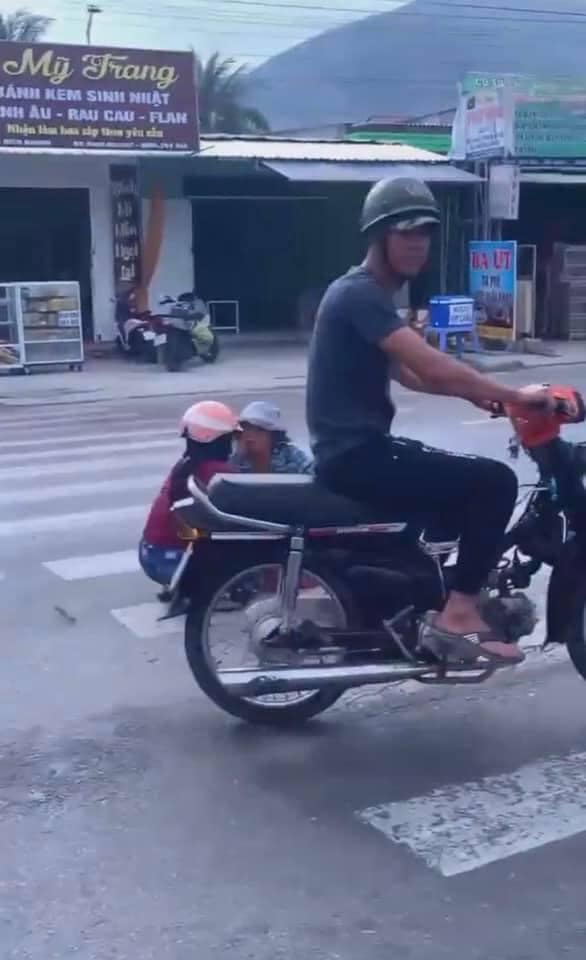 Mặc kệ xe cộ qua lại, 2 người phụ nữ ngồi xổm giữa đường buôn chuyện với nhau-5