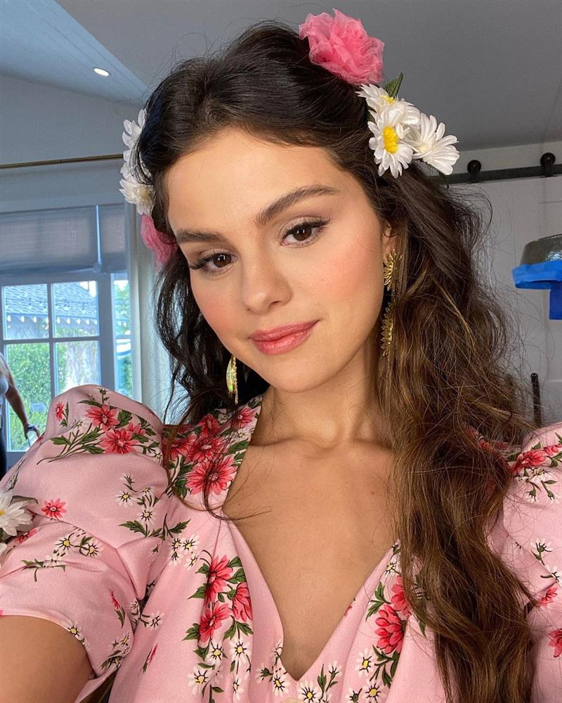Selena Gomez gợi ý 4 kiểu tóc long lanh nhất để chụp hình selfie, phù phép mặt tiền sang chảnh hơn và nhỏ gọn hẳn-2