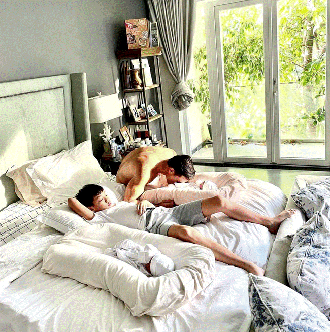 Chồng Hồ Ngọc Hà thời độc thân đẹp trai, phong độ vạn người mê, giờ làm bố bỉm sữa với những pha chăm con hài hước đi vào lòng người-10