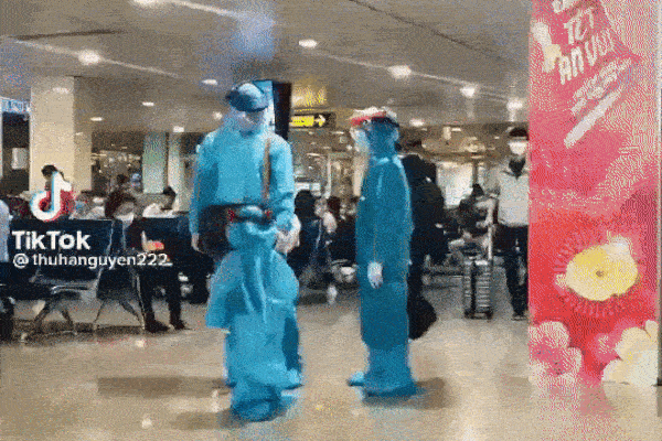 Về quê ăn Tết mùa dịch, bé trai được chuẩn bị đồ bảo hộ cẩn thận nhưng quá cỡ, nhìn dáng đi của cậu nhóc dân mạng vừa buồn cười vừa khen tới tấp