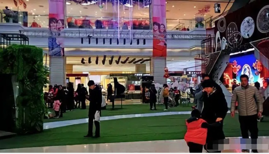 Bé gái 3 tuổi bị lạc kêu cứu, sau khi bộ đàm gọi tên người bố, hành khách được một phen cười đau ruột-1