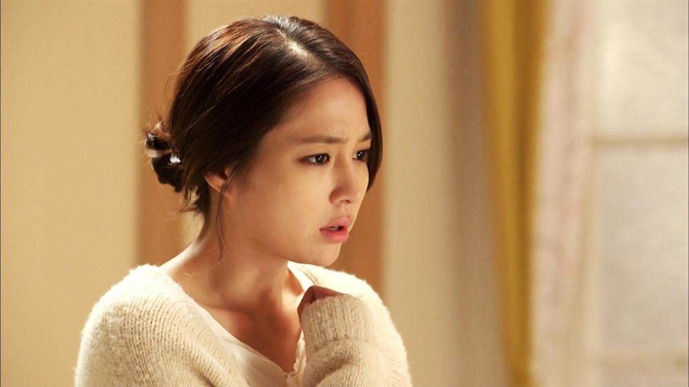 Dọn nhà đón Tết vô ý làm vỡ bình sứ cổ của bố chồng, thứ bên trong rớt ra tôi lặng người hiểu vì sao chị chồng bất thình lình bị điên-1