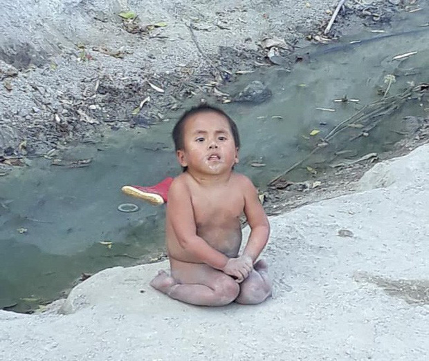 Em bé Mường Lát giờ đã lớn phổng phao, nở nụ cười hạnh phúc khi được mẹ nuôi tặng quà ngày cận Tết-1