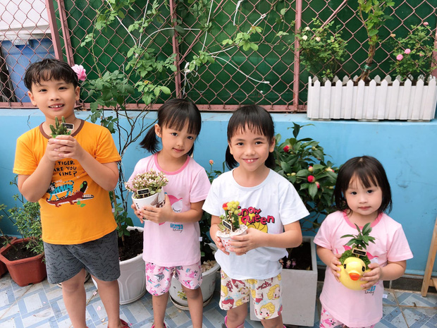 Em bé Mường Lát giờ đã lớn phổng phao, nở nụ cười hạnh phúc khi được mẹ nuôi tặng quà ngày cận Tết-2