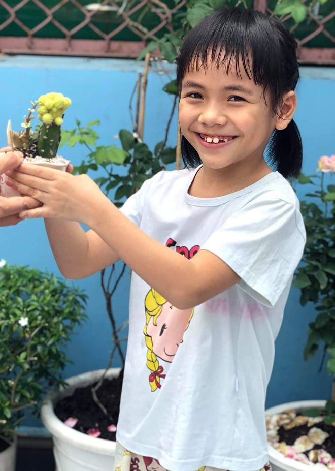 Em bé Mường Lát giờ đã lớn phổng phao, nở nụ cười hạnh phúc khi được mẹ nuôi tặng quà ngày cận Tết-3