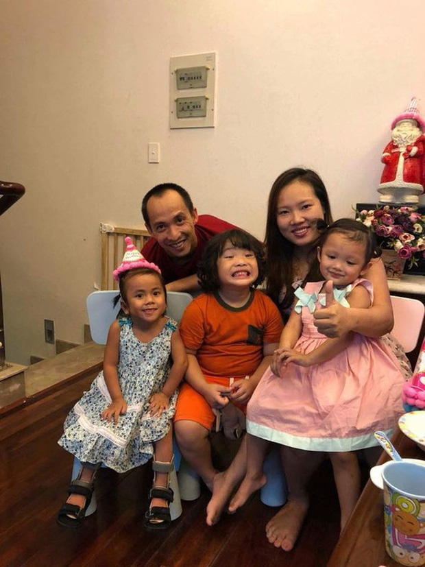 Em bé Mường Lát giờ đã lớn phổng phao, nở nụ cười hạnh phúc khi được mẹ nuôi tặng quà ngày cận Tết-6