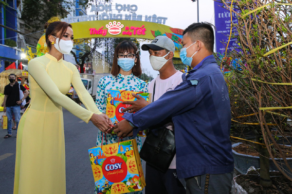 Đón Xuân rực rỡ với chợ hoa ‘Trên bến dưới thuyền’-5