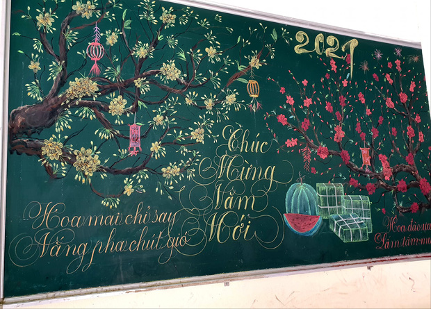 Chỉ sau 3 tiếng đồng hồ, cô giáo hô biến bảng xanh phấn trắng thành bức hoạ chúc mừng năm mới tuyệt đẹp-3