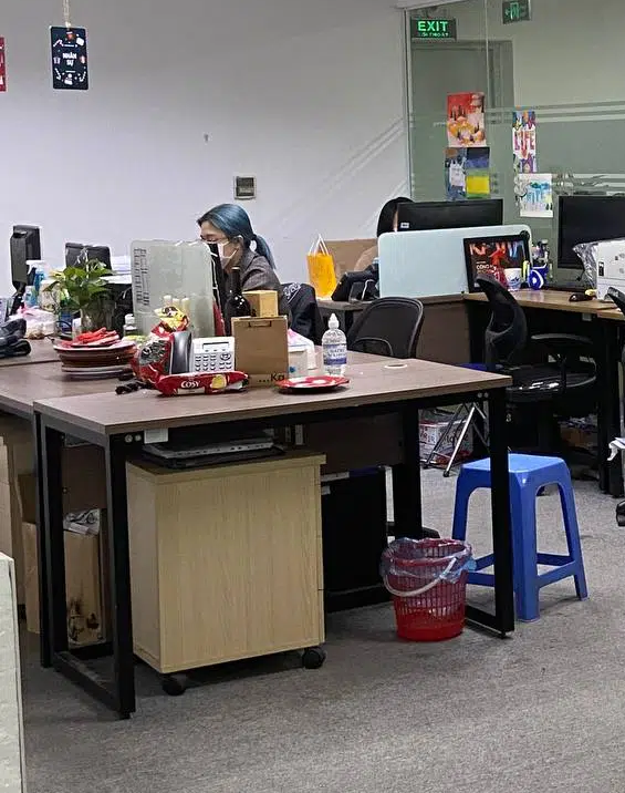 Văn phòng công sở ngày làm việc cuối cùng năm Canh Tý: Nơi vẫn sáng đèn lạch cạnh tiếng gõ phím, chốn lại thưa thớt vì nhân viên về quê-4
