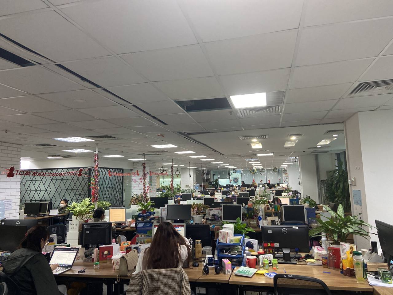 Văn phòng công sở ngày làm việc cuối cùng năm Canh Tý: Nơi vẫn sáng đèn lạch cạnh tiếng gõ phím, chốn lại thưa thớt vì nhân viên về quê-3