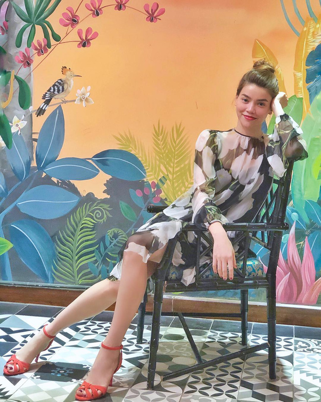 Style biến hóa khôn lường nhưng Hà Hồ bao năm cứ trung thành với một kiểu giày cao gót kéo chân vi diệu-4