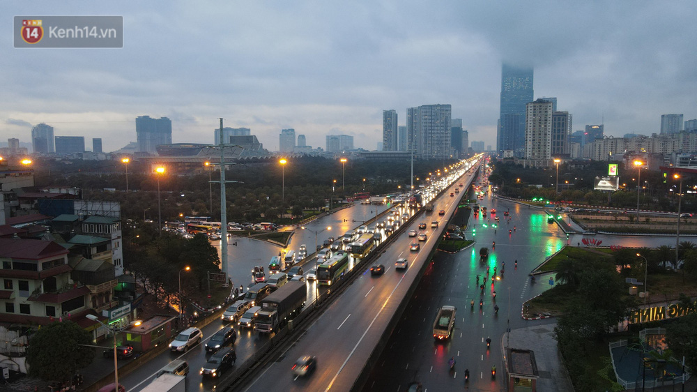 Ảnh: Người dân ùn ùn rời Hà Nội, đội mưa về quê ăn Tết, đường vành đai 3 tắc dài hàng km-3