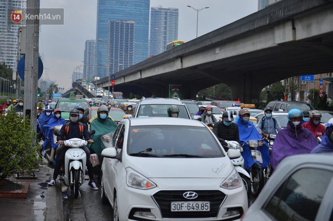 Ảnh: Người dân ùn ùn rời Hà Nội, đội mưa về quê ăn Tết, đường vành đai 3 tắc dài hàng km-4