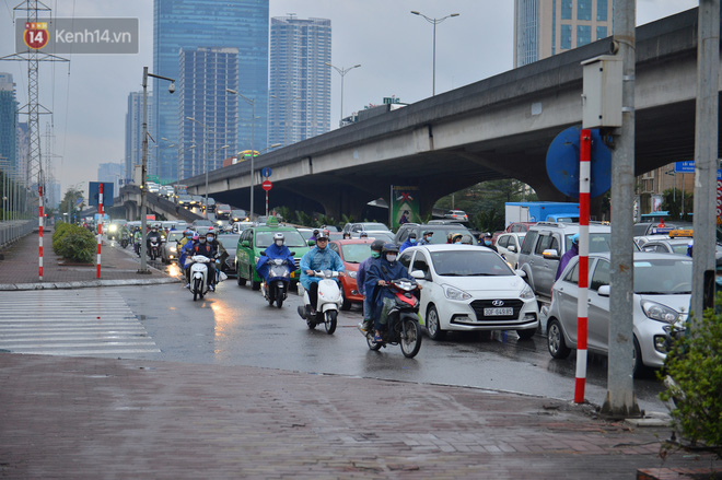 Ảnh: Người dân ùn ùn rời Hà Nội, đội mưa về quê ăn Tết, đường vành đai 3 tắc dài hàng km-5