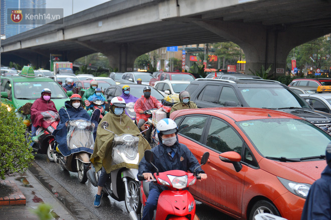 Ảnh: Người dân ùn ùn rời Hà Nội, đội mưa về quê ăn Tết, đường vành đai 3 tắc dài hàng km-7