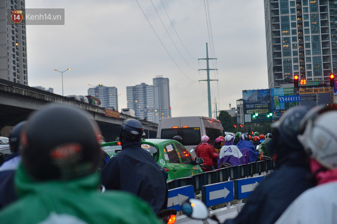 Ảnh: Người dân ùn ùn rời Hà Nội, đội mưa về quê ăn Tết, đường vành đai 3 tắc dài hàng km-8