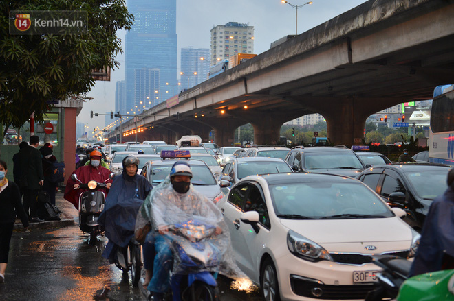 Ảnh: Người dân ùn ùn rời Hà Nội, đội mưa về quê ăn Tết, đường vành đai 3 tắc dài hàng km-10