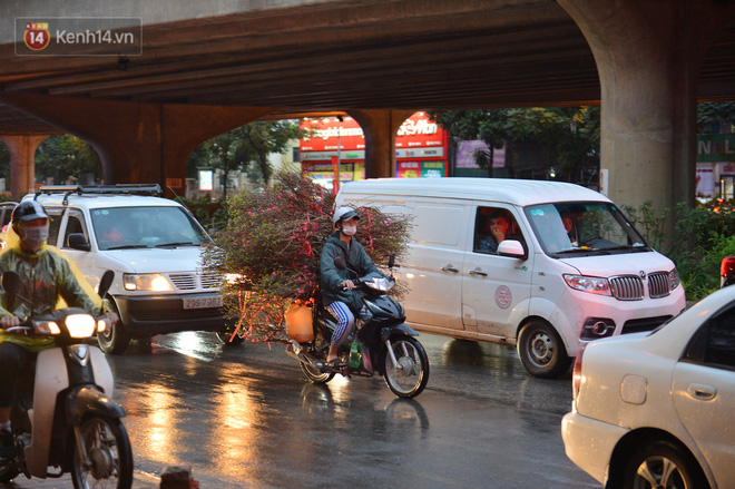 Ảnh: Người dân ùn ùn rời Hà Nội, đội mưa về quê ăn Tết, đường vành đai 3 tắc dài hàng km-11