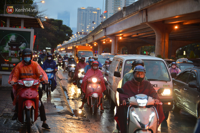 Ảnh: Người dân ùn ùn rời Hà Nội, đội mưa về quê ăn Tết, đường vành đai 3 tắc dài hàng km-12