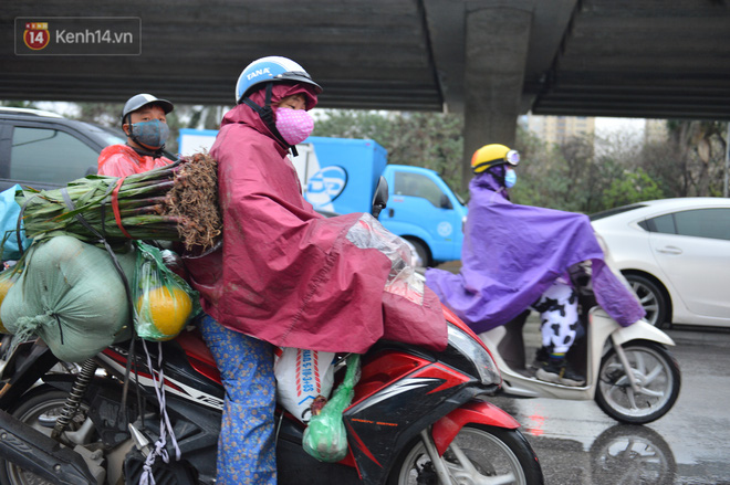 Ảnh: Người dân ùn ùn rời Hà Nội, đội mưa về quê ăn Tết, đường vành đai 3 tắc dài hàng km-13