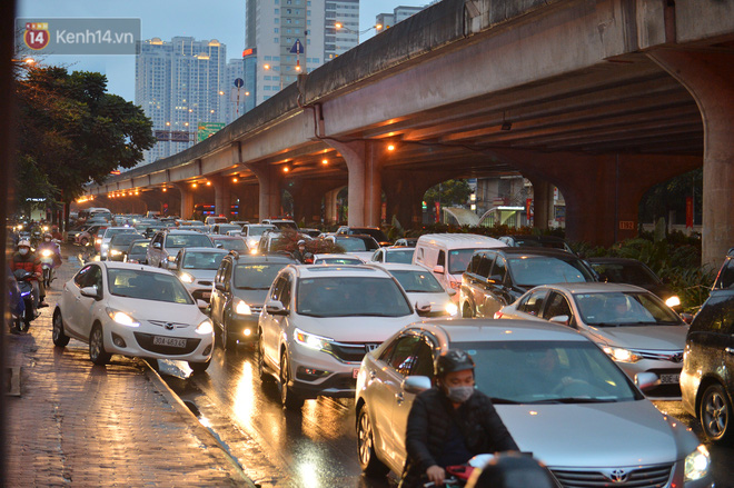 Ảnh: Người dân ùn ùn rời Hà Nội, đội mưa về quê ăn Tết, đường vành đai 3 tắc dài hàng km-14