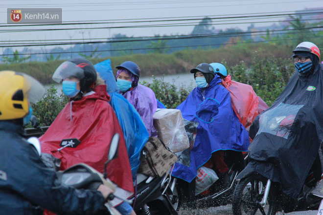 Ảnh: Người dân ùn ùn rời Hà Nội, đội mưa về quê ăn Tết, đường vành đai 3 tắc dài hàng km-15