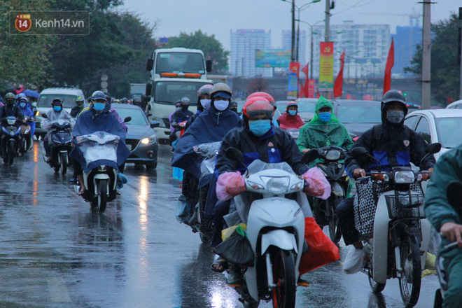 Ảnh: Người dân ùn ùn rời Hà Nội, đội mưa về quê ăn Tết, đường vành đai 3 tắc dài hàng km-16