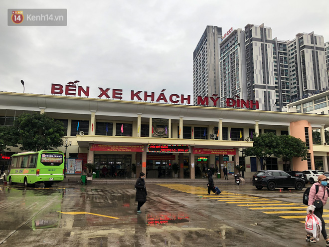 Ảnh: Người dân ùn ùn rời Hà Nội, đội mưa về quê ăn Tết, đường vành đai 3 tắc dài hàng km-18