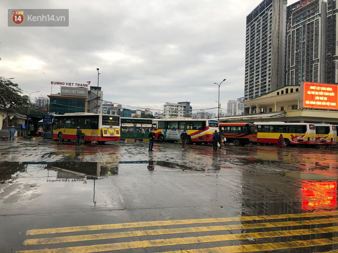 Ảnh: Người dân ùn ùn rời Hà Nội, đội mưa về quê ăn Tết, đường vành đai 3 tắc dài hàng km-19