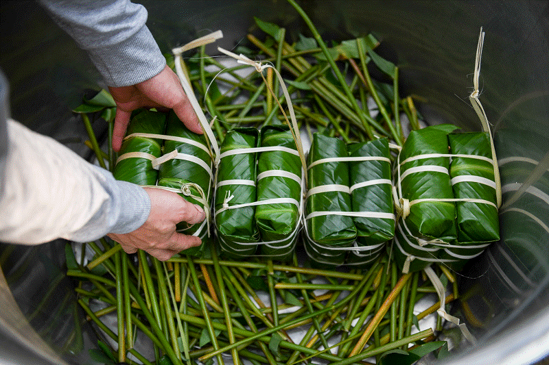 Mải xem review phim, thanh niên làm cháy đen mẻ bánh chưng: Chính thức mất Tết từ đây-1