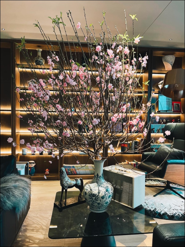 Chơi Tết hoành tráng như MC Thành Trung, tự tay trang hoàng&nbsp;căn&nbsp;penthouse cao cấp&nbsp;ngập hoa tươi đắt tiền-3