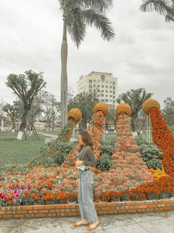 Tạo hình hoa Tết 2021 ở Quảng Nam bị chế giễu nhạy cảm đã được chỉnh sửa-4