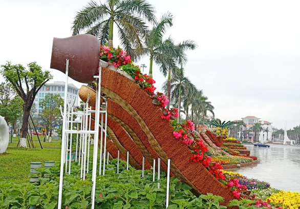 Tạo hình hoa Tết 2021 ở Quảng Nam bị chế giễu nhạy cảm đã được chỉnh sửa-5