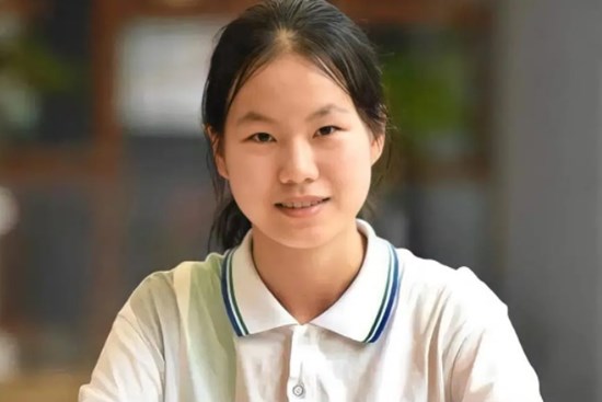 Chân dung nữ sinh thi luôn đại học mà không thèm lên lớp 12, sau khi có kết quả đã gây tranh cãi với câu tuyên bố xanh rờn