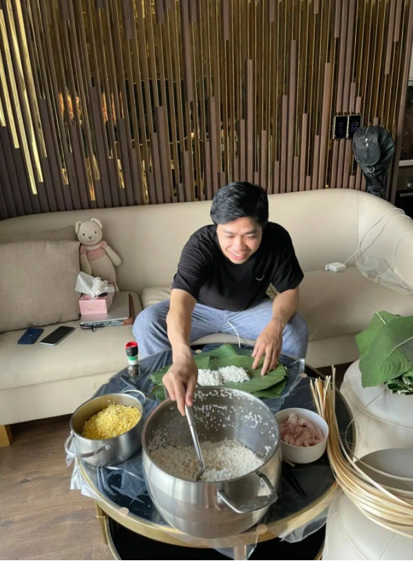 Công Phượng khoe tự mình gói bánh tét rất gì và này nọ, nhưng bức ảnh cuối cùng lại tiết lộ kiểu luộc bánh có điều kiện là phải khác thường như vậy đó-1