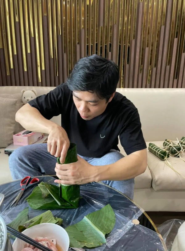 Công Phượng khoe tự mình gói bánh tét rất gì và này nọ, nhưng bức ảnh cuối cùng lại tiết lộ kiểu luộc bánh có điều kiện là phải khác thường như vậy đó-2