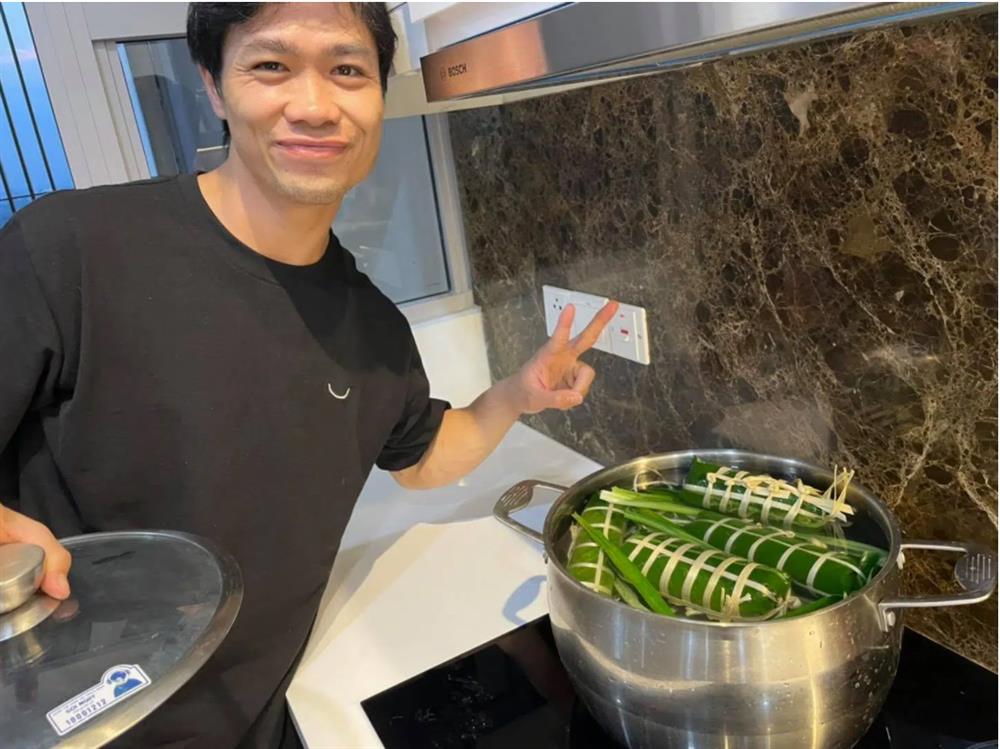 Công Phượng khoe tự mình gói bánh tét rất gì và này nọ, nhưng bức ảnh cuối cùng lại tiết lộ kiểu luộc bánh có điều kiện là phải khác thường như vậy đó-3