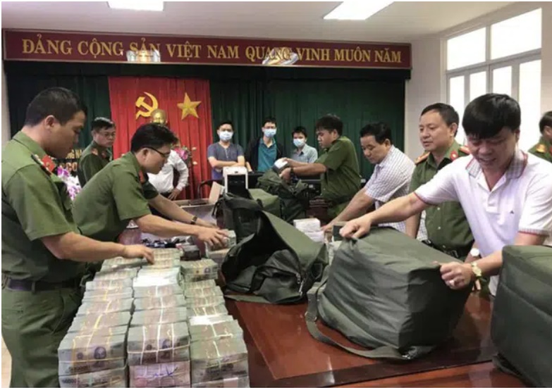 Thu giữ 100 tỉ tiền mặt, gần 50 sổ đỏ trong đường dây xăng giả cực lớn: 4 máy đếm tiền 5 tiếng mới xong-2