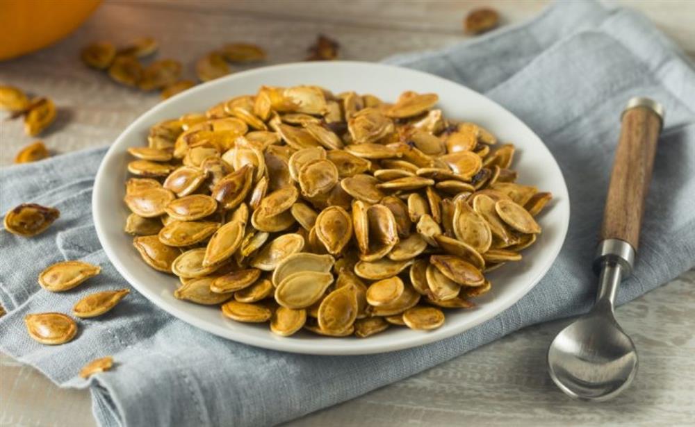 Ăn hạt bí ngô ngày Tết bồi bổ nội tạng, giúp giảm cân nhưng cần lưu ý 4 việc kẻo hại cơ thể-1