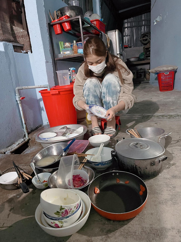 Á hậu hay Hoa hậu thì về quê vẫn vật lộn với núi” bát đĩa, nhìn cảnh này mà hội chị em đồng cảm sâu sắc!-1